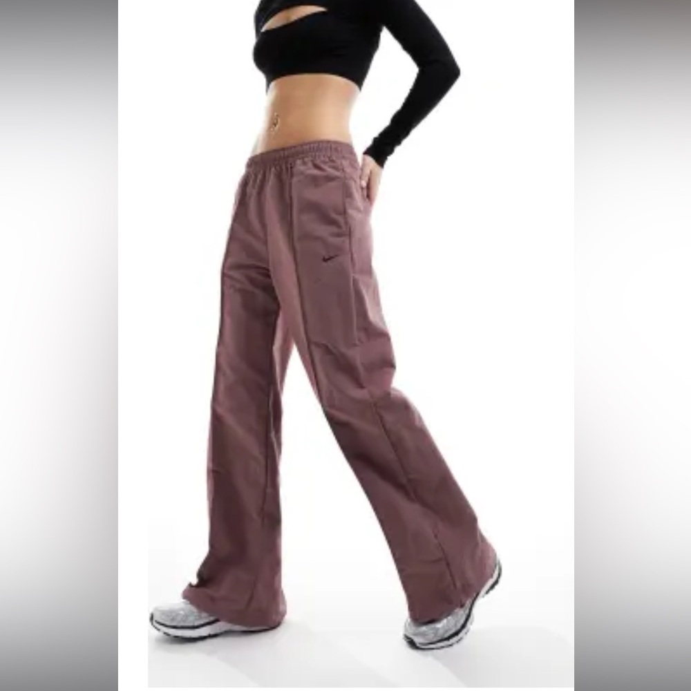 Nike Trend Woven Baggy Parachute Pants in Mauve